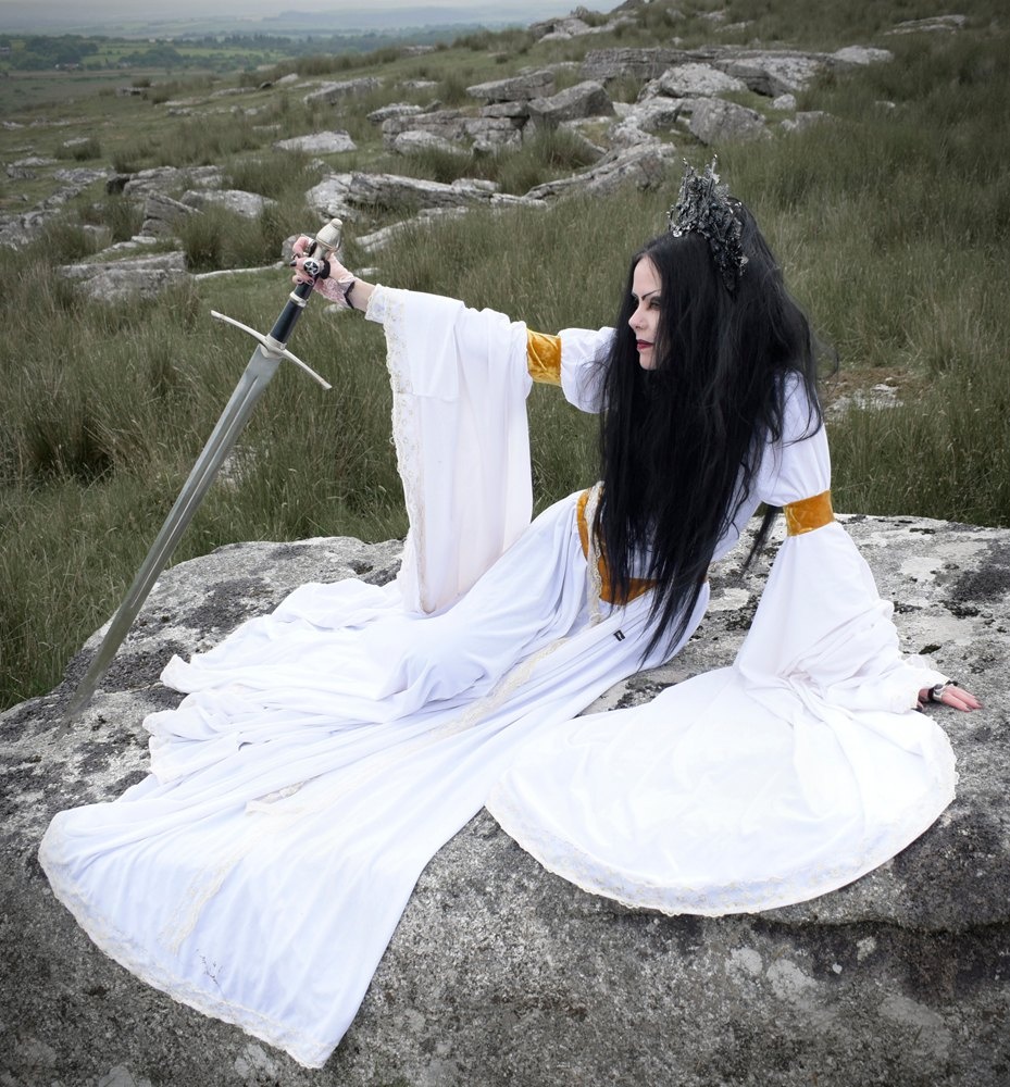 Medieval enchantress deals costume