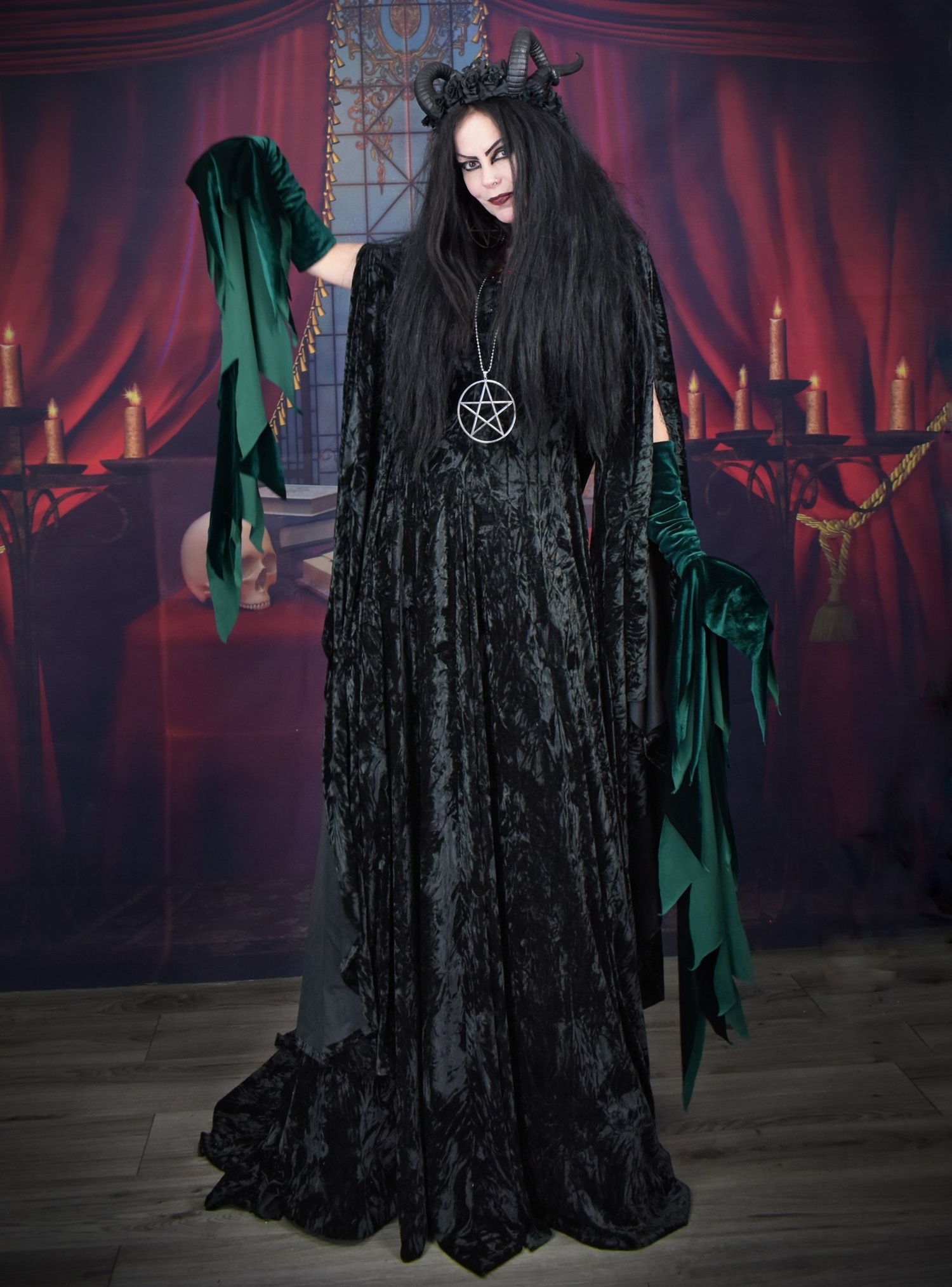 https://www.moonmaiden-gothic-clothing.co.uk/queen-beruthiel-gown