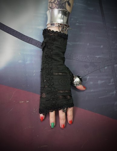 Lamentation Glovelets